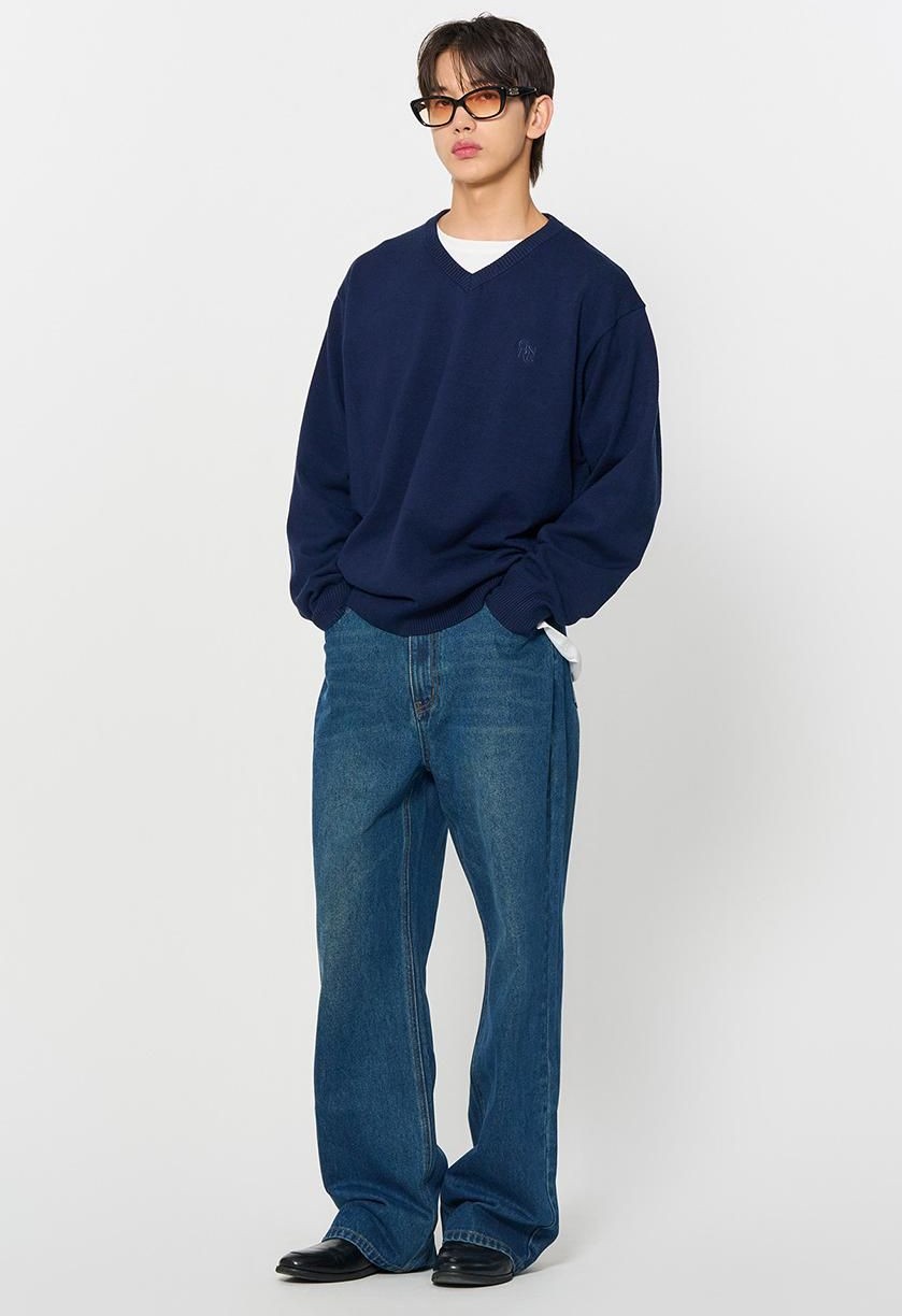 Essential V-neck with Denim Jeans